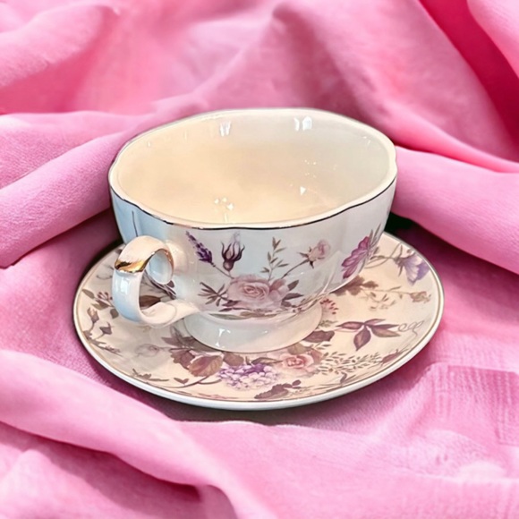 Beautiful Tea Cup and Saucer - Picture 6 of 15